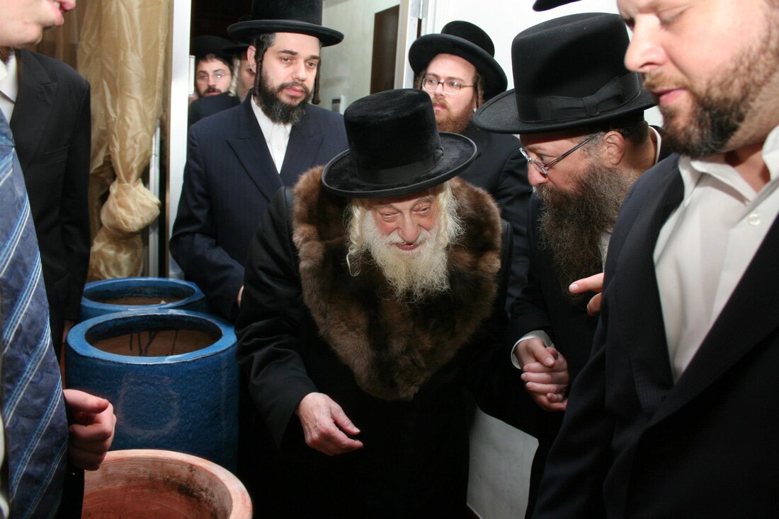 Masbia_Supporter__Skulen_Rebbe__Rabbi_Israel_Abraham_Portugal_Affixing_the_Mezuzah_on_the_Front_Door_of_Masbia_of_Flatbush.jpg