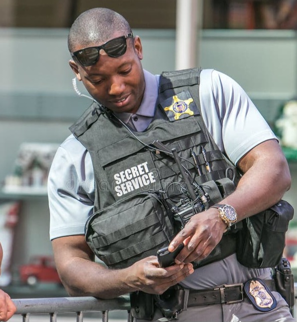 secret-service-agent-looking-his-phone-new-york-city-tall-secret-service-agent-looking-his-phone-police-checkpoint-159754761.jpg