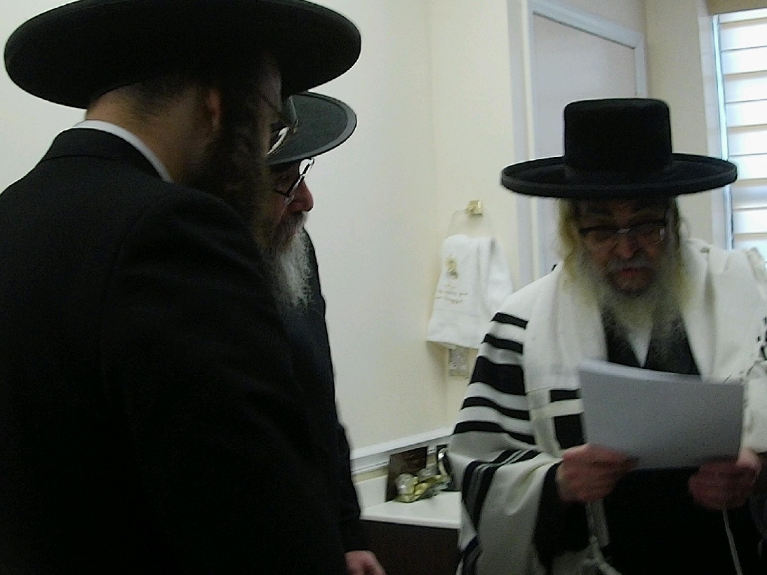 בילד ביים איבערגעבן די חתימות פאר מרן רבינו שליט''א .jpg