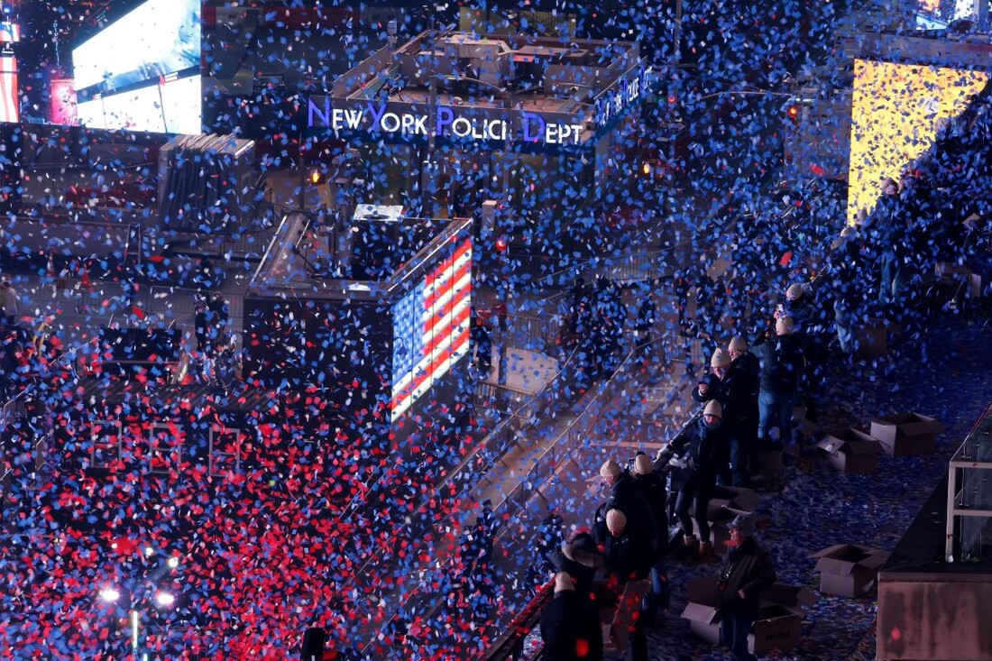 red-white-blue-confetti-falls-125179107.jpg